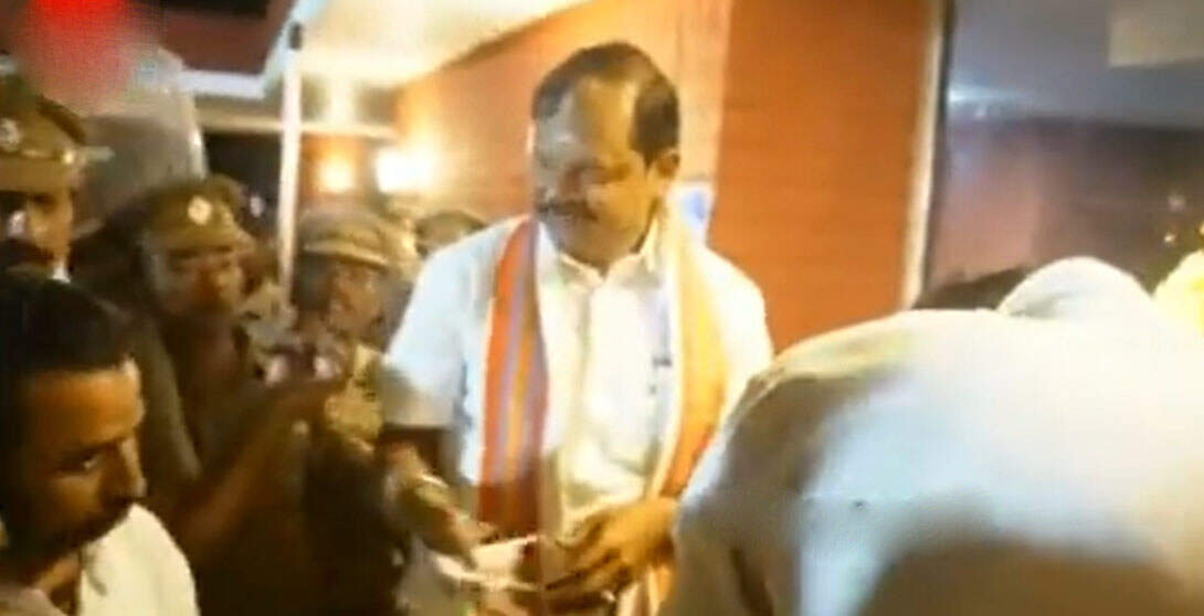 காவி உடை! செருப்பு வீச்சு! சர்ச்சை டுவிட்! அர்ஜூன் சம்பத் மீது வழக்கு