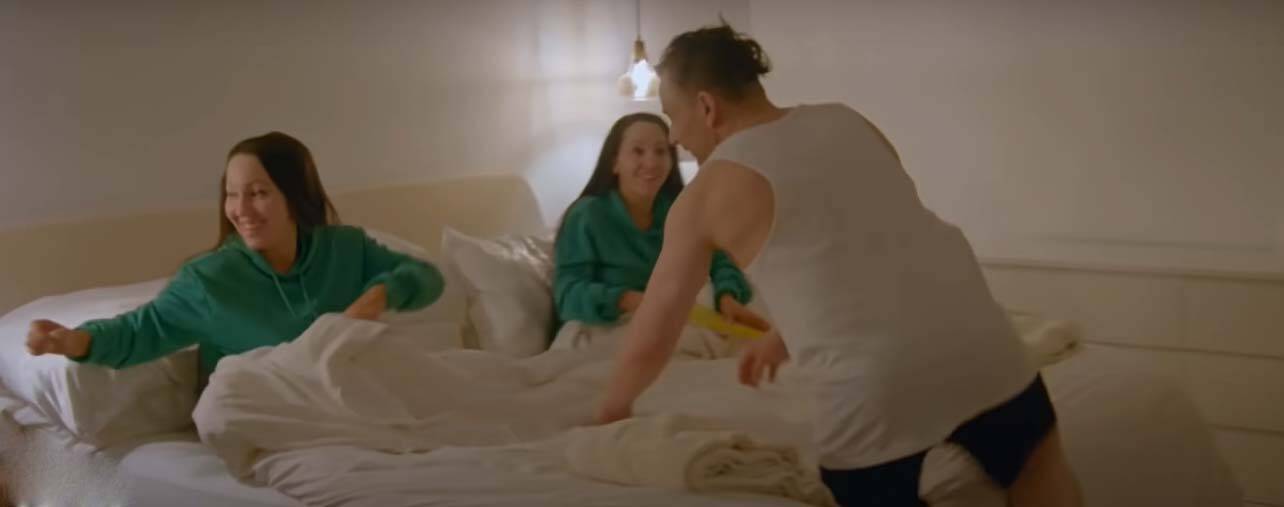 ஒரே கணவர் மூலம் ஒரே நேரத்தில் கருத்தரிக்க முயற்சித்த இரட்டை சகோதரிகள் - வைரலாகும் வீடியோ