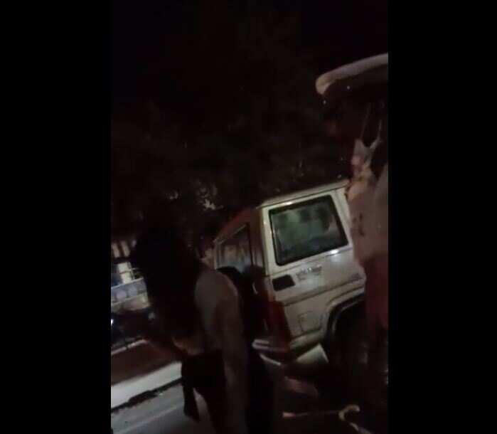 நான் ஓசில குடிக்க போனேன்; என்னால ஃபைன் கட்ட முடியாது - போதையில் போலீசாரிடம் பெண் ரகளை!!