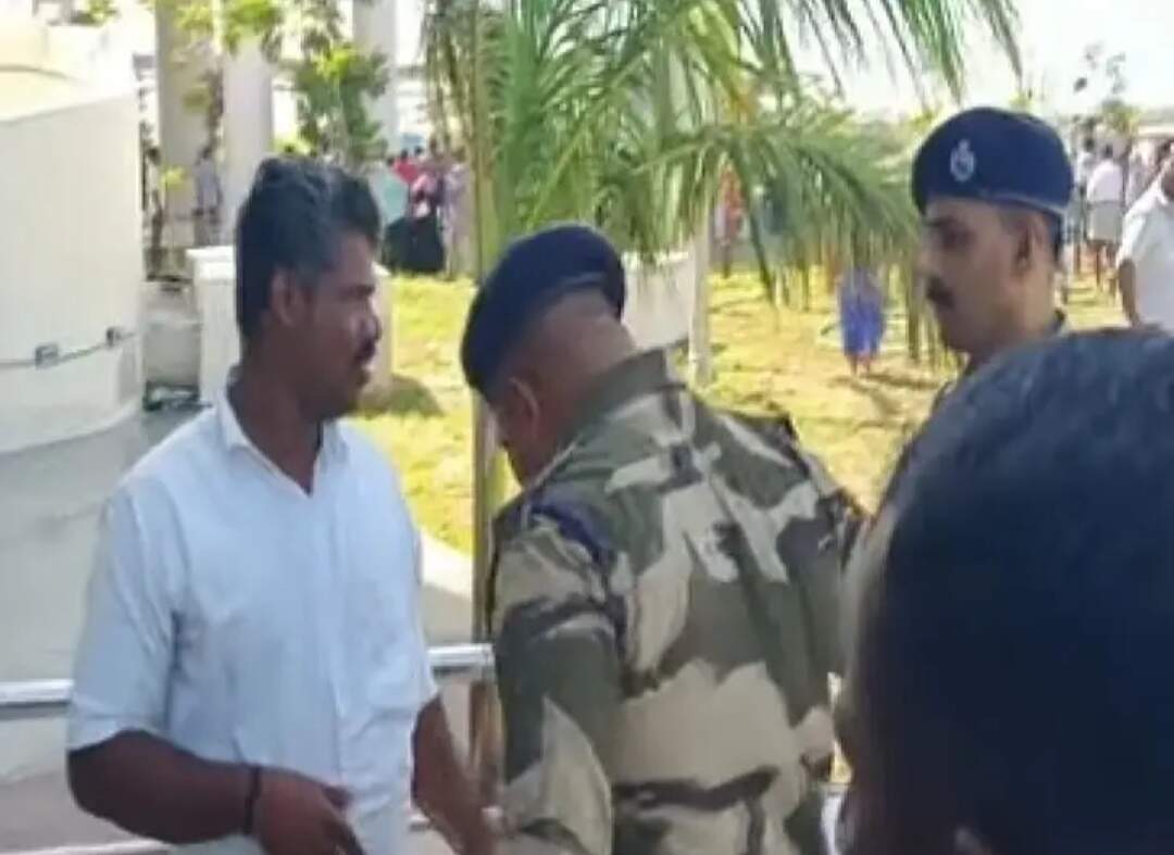 விஜய்யை பார்க்க விபரீத செயல்...