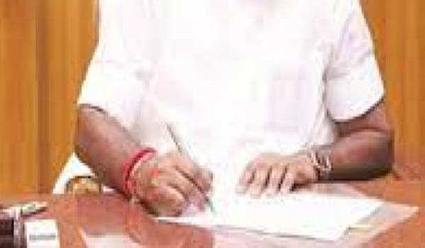 எடப்பாடி போட்ட முதல் கையெழுத்து! திடீர் பெயர் மாற்றம்