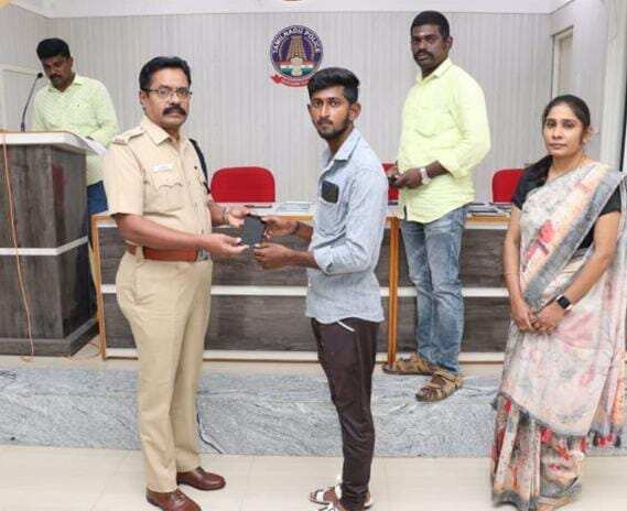 ஈரோட்டில் திருட்டு போன ரூ.8.37 லட்சம் மதிப்பிலான 57 செல்போன்கள் மீட்பு!