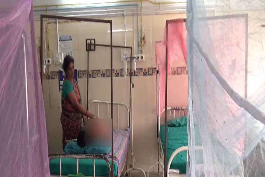 கொதிக்கும் வெந்நீரை ஊற்றி, இரும்பு கம்பியால் பெண்ணை தாக்கிய கொடூரம்