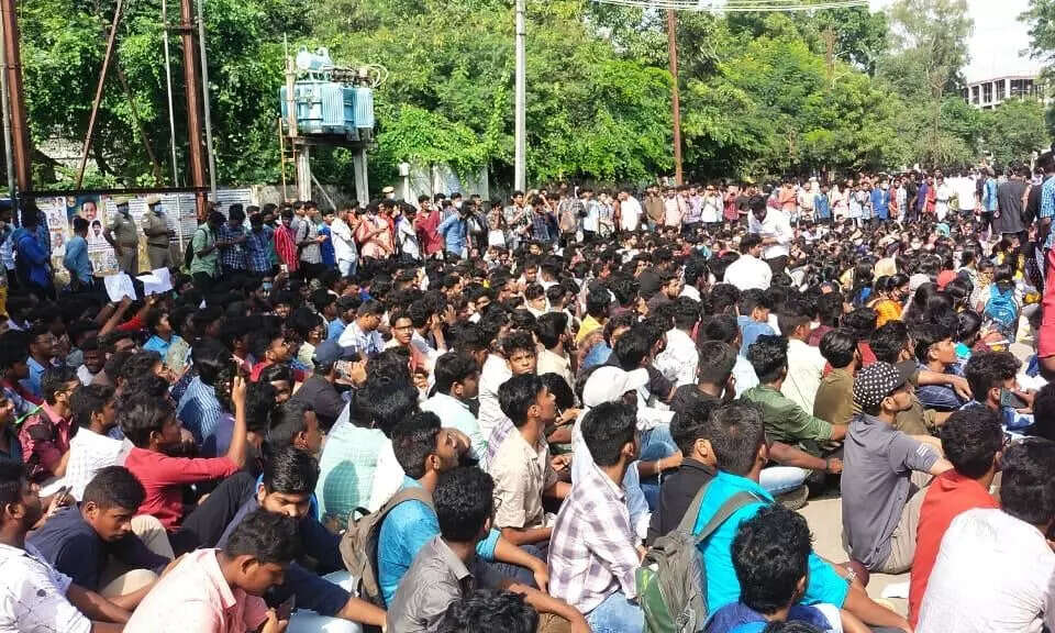 மாணவர்கள் கைது