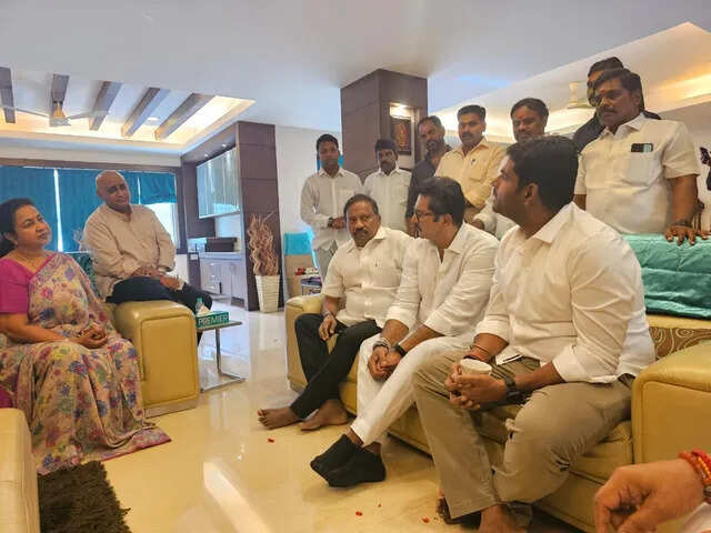 ஆறுதல் சொல்ல நேரில் வந்த அண்ணாமலை மனமுடைந்து கண்கலங்கிய ராதிகா..!