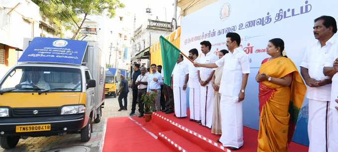 பள்ளிகளுக்கு காலை உணவு எடுத்துச் செல்லும் வாகனங்களை கொடியசைத்து தொடங்கி வைத்தார் முதல்வர்