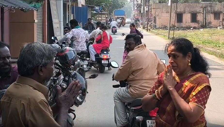 வறுமையிலும் நேர்மை..! சாலையில் கிடந்த 20 சவரன் தங்கத்தை உரியவரிடம் ஒப்படைத்த தூய்மைப் பணியாளர்..!