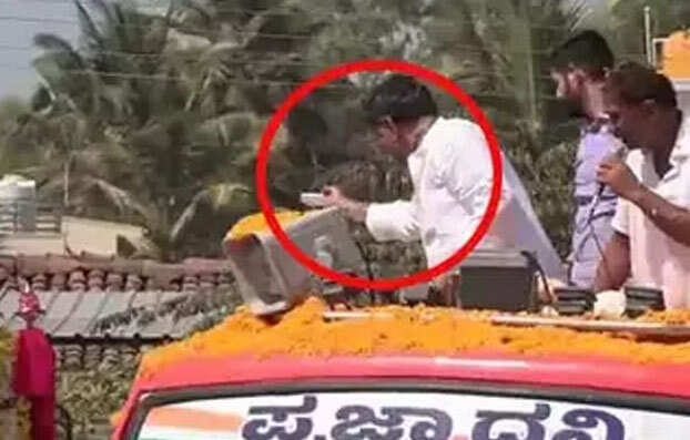 மக்களிடம் பணத்தை அள்ளி வீசிய காங்கிரஸ் தலைவர்- வைரலாகும் வீடியோ