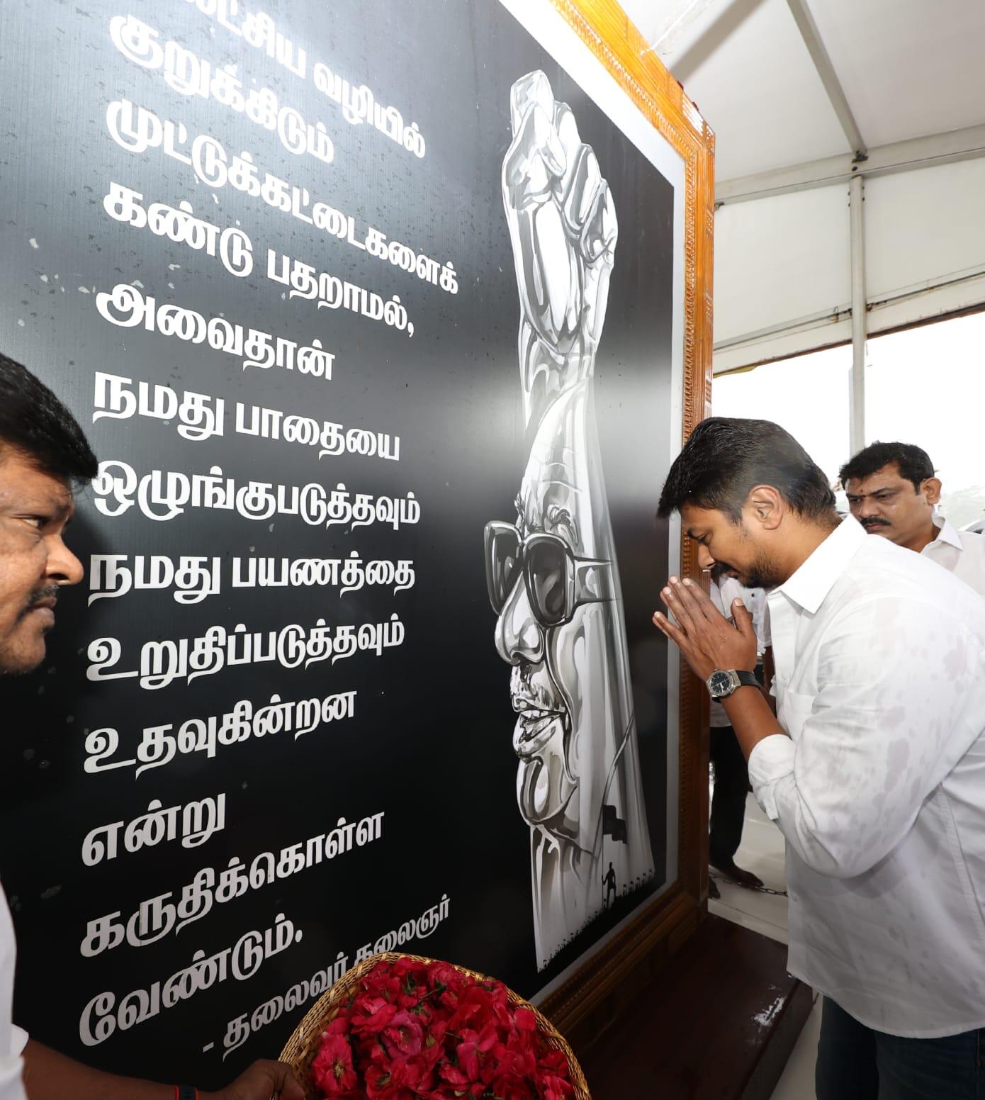 அண்ணா, கலைஞர் நினைவிடங்களில் மரியாதை செலுத்திய உதயநிதி..