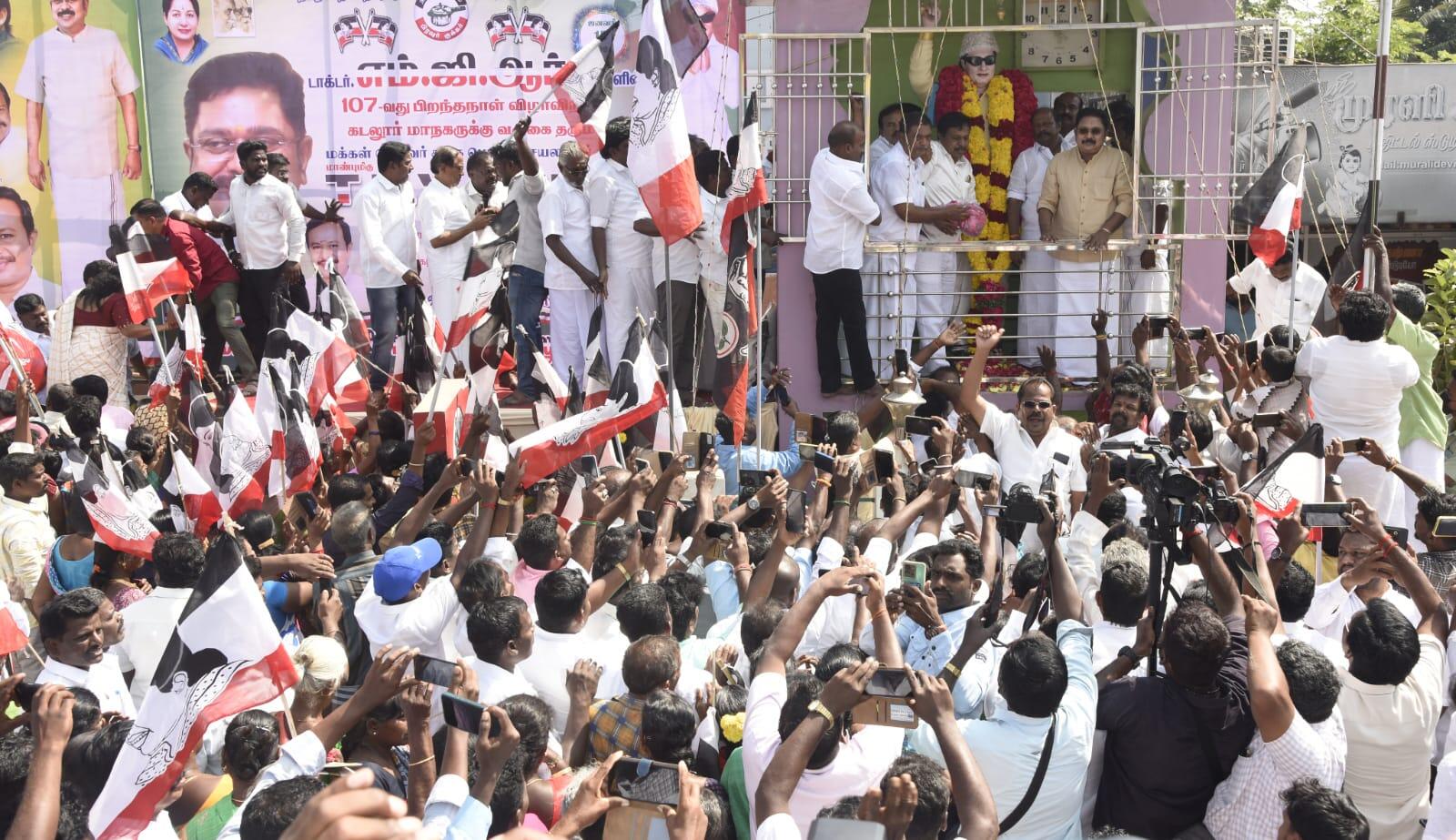 எம்.ஜி.ஆர் 107வது பிறந்தநாள் - டிடிவி தினகரன் மரியாதை