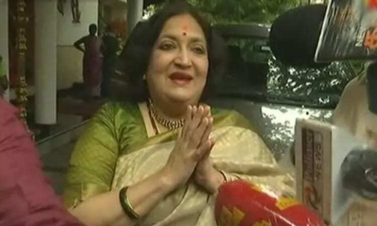 ரஜினிகாந்த் ஊரில் இல்லை....ரசிகர்கள் காத்திருக்க வேண்டாம் - லதா ரஜினிகாந்த் வேண்டுகோள்