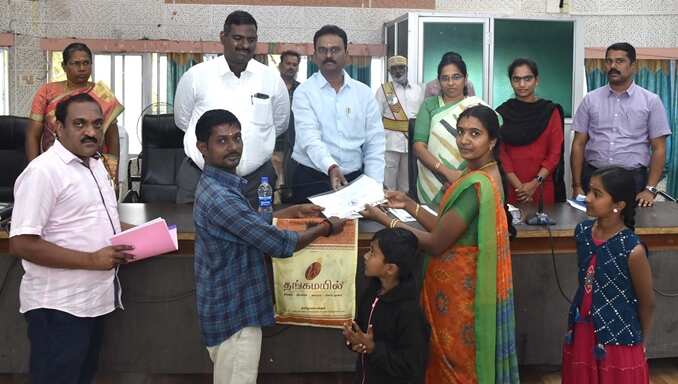 திண்டுக்கல் மக்கள் குறைதீர் கூட்டம்: 44 பயனாளிகளுக்கு ரூ.15 லட்சம் தொழில் கடனுதவிகளை வழங்கிய ஆட்சியர்!