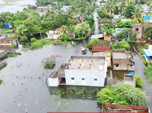 ஆவடி அருகே நத்தமேடு ஏரி நிரம்பி குடியிருப்புகளைச் சூழ்ந்த வெள்ளம்