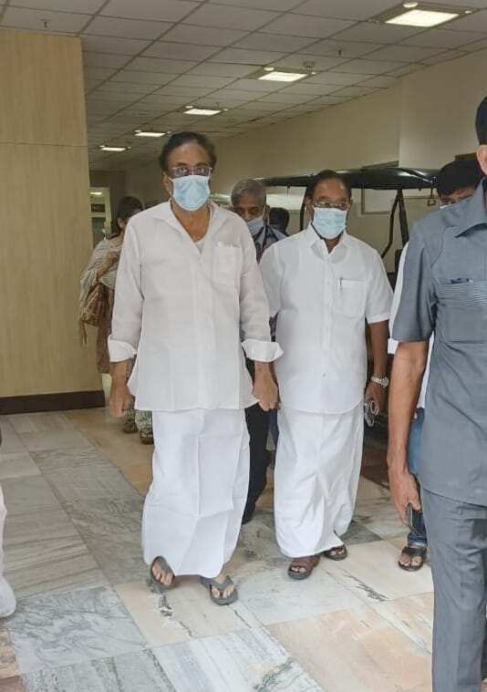 காங்கிரஸ் எம்.எல்.ஏ ஈ.வி.கே.எஸ். இளங்கோவன் சிகிச்சை முடிந்து வீடு திரும்பினார்