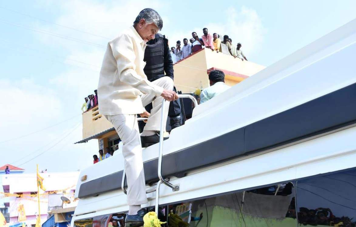 நடுரோட்டில் கார் பறிமுதல்! பேருந்தின் கூரை மீது ஏறி நின்ற சந்திரபாபு நாயுடு