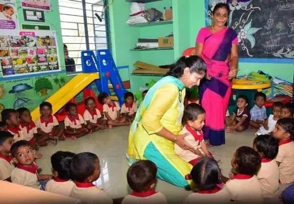 மகனை அங்கன்வாடியில் சேர்த்த பெரம்பலூர் கலெக்டர்!