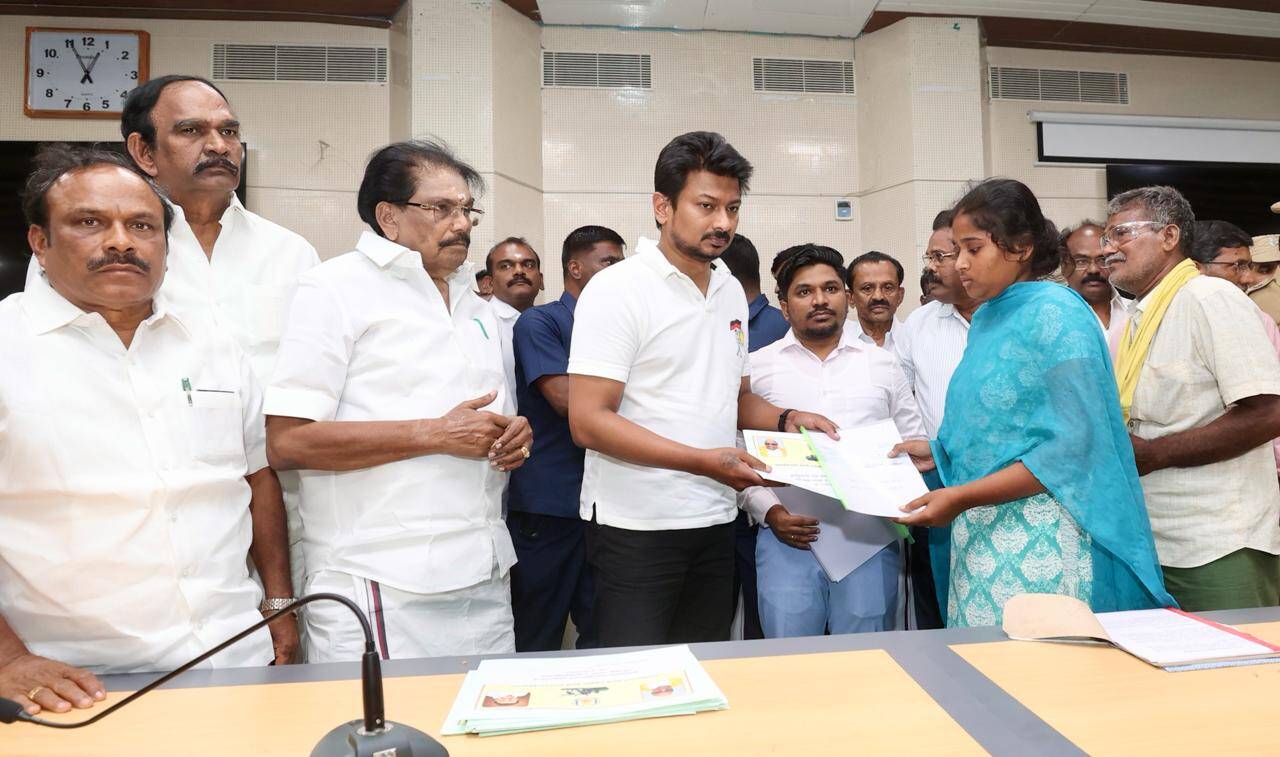 பட்டாசு ஆலை வெடி விபத்தில் உயிரிழந்தவர்களின் குடும்பத்திற்கு அமைச்சர் உதயநிதி நிதியுதவி!