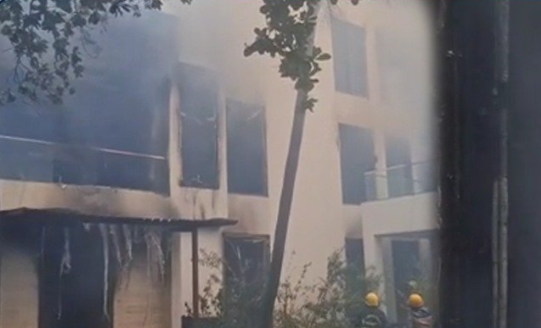 பங்களா வீட்டில் பற்றிய தீ- தம்பதி பலி