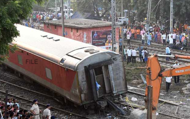 அடுத்த அதிர்ச்சி! டெல்லி அருகே தடம் புரண்ட ரயில்