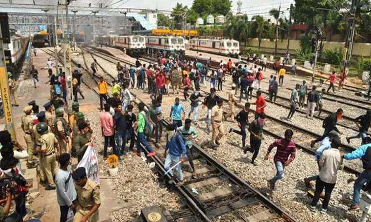 அக்னிபாத் போராட்டம்: தெலாங்கானாவில் போலீஸார் நடத்திய துப்பாக்கிச் சூட்டில் ஒருவர் பலி..