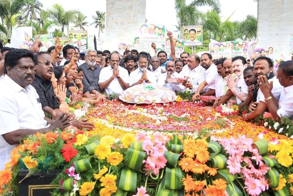 எம்.ஜி.ஆரின் நினைவிடத்தில் ஓ.பன்னீர்ச்செல்வம் மலர்தூவி மரியாதை