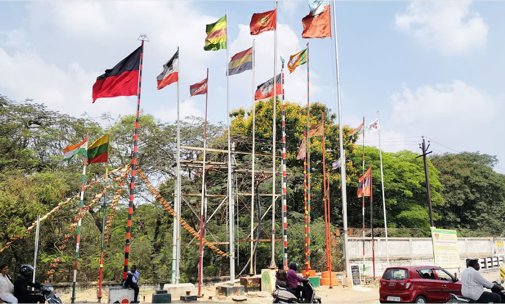 பொது இடங்களில் கொடிக்கம்பங்களை அற்றக்கோரிய வழக்கு: ஐகோர்ட் உத்தரவை உறுதி செய்த உச்சநீதிமன்றம்..!!