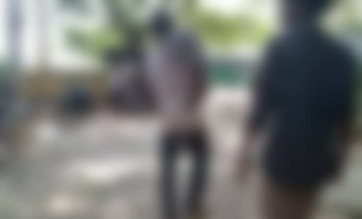 பாம்பு கடித்து இறந்த மகன் உடலை தோளில் சுமந்து சென்ற தந்தை