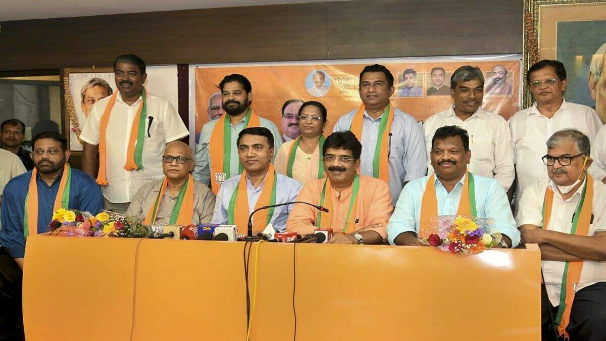 கோவாவில் பா.ஜ.கவில் இணைந்த 8 காங்கிரஸ் எம்.எல்.ஏ.க்கள்.. இது நடக்கலாம் என்று எங்களுக்கு தெரியும்... பவன் கேரா சமாளிப்பு