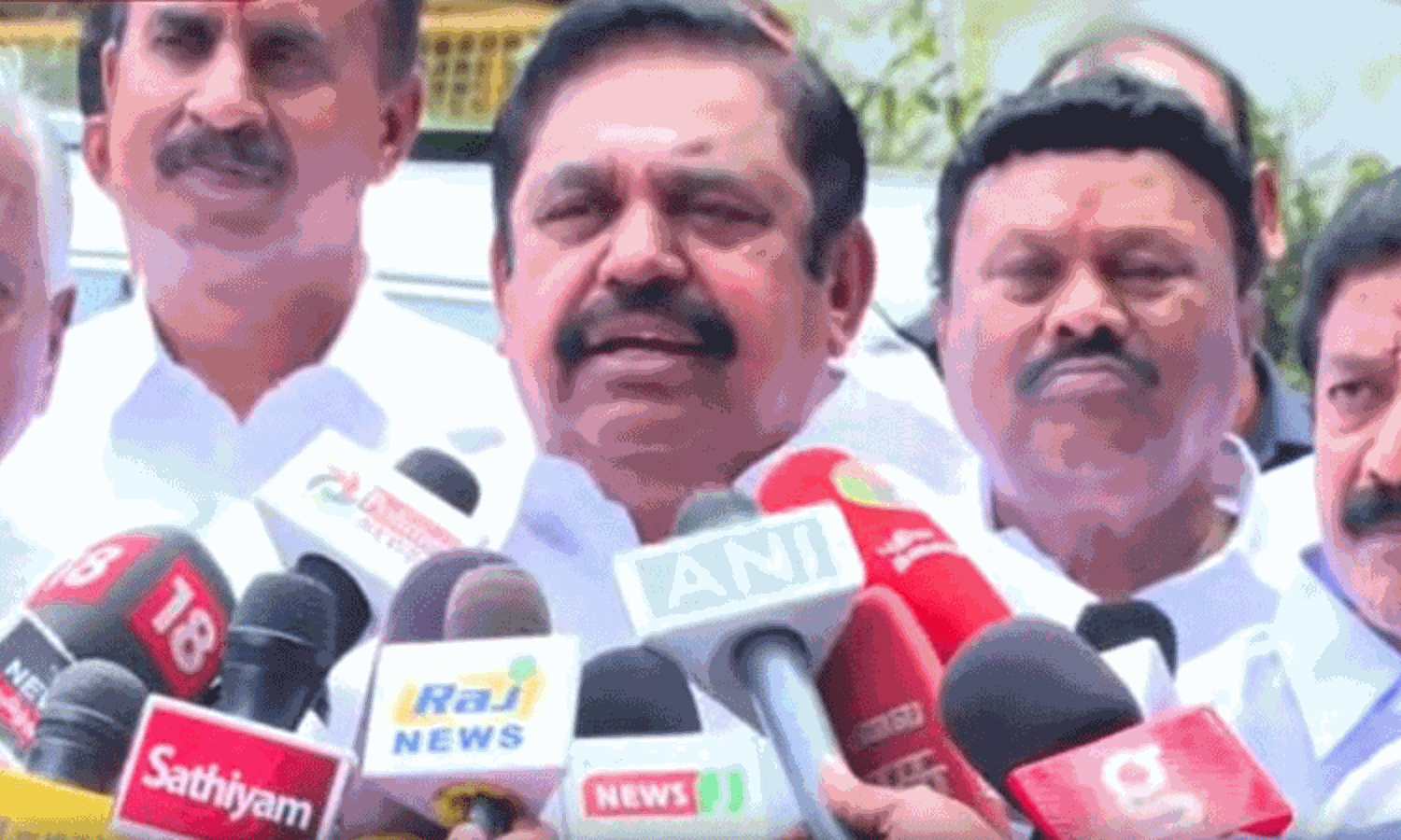 திமுகவின் 4 லட்சம் கோடி ஊழல் பட்டியல்..! - ஆளுநரிடம் ஆதாரங்களை ஒப்படைத்தார் எடப்பாடி பழனிசாமி..!