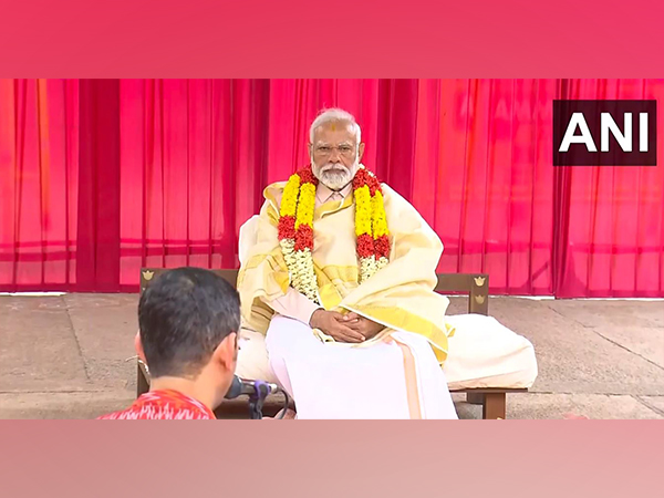 கம்பராமாயண பாடல்களை பாட கேட்டு பிரதமர் மோடி நெகிழ்ச்சி