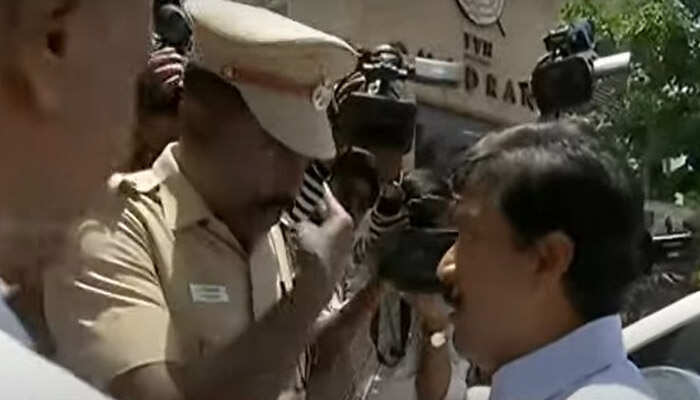 ரெய்டு நடக்கும்போது மாஜி வீட்டுக்குள் போக சி.வி. சண்முகம் வாக்குவாதம்