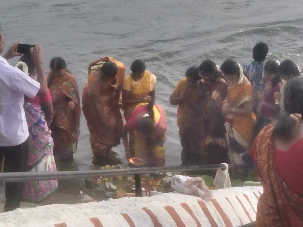 ஆடிப்பெருக்கு விழா - திருச்சி மாவட்ட காவிரி கரையோர பகுதிகளில் புதுமண தம்பதியர் வழிபாடு!