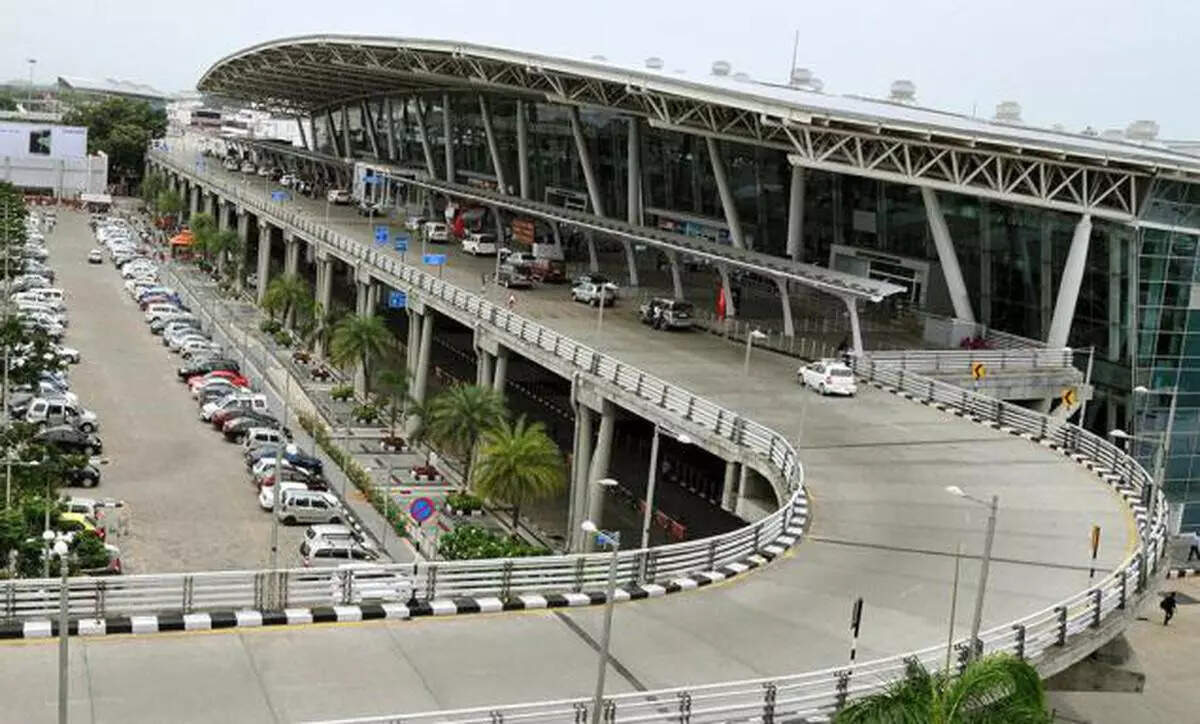 தொடர் விடுமுறை... கிடுகிடுவென உயர்ந்த விமான கட்டணம்..!!