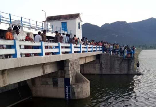 பாலக்கோடு அருகே அணையில் தவறி விழுந்து பிளஸ் 2 மாணவி பலி... செல்பி மோகத்தால் நிகழ்ந்த விபரீதம்!