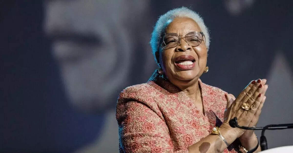 நெல்சன் மண்டேலா மனைவிக்கு இந்திரா காந்தி அமைதி விருது..!!