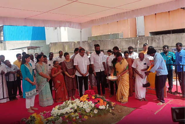 விஜயகாந்த்தின் நினைவிடத்தில் சடங்குகள் செய்யும் குடும்பத்தினர்!