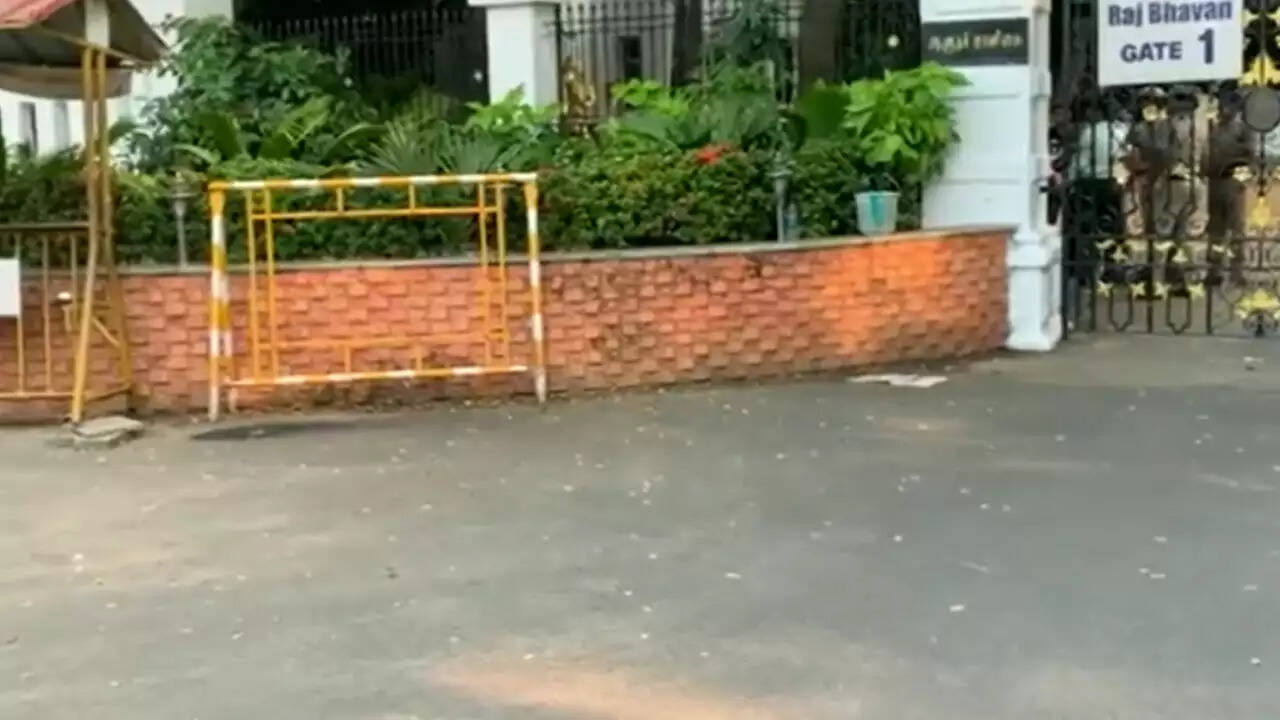 தமிழக ஆளுநர் ஆர்.என்.ரவியை சந்திக்க காவல் ஆணையர் வருகை