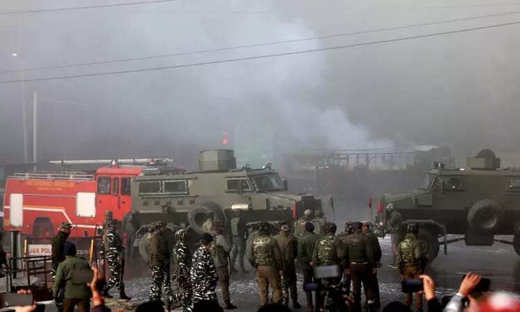 லாரியில் பதுங்கியிருந்த பயங்கரவாதிகள் 4 பேர் சுட்டுக்கொலை - பாதுகாப்பு படையினர் அதிரடி