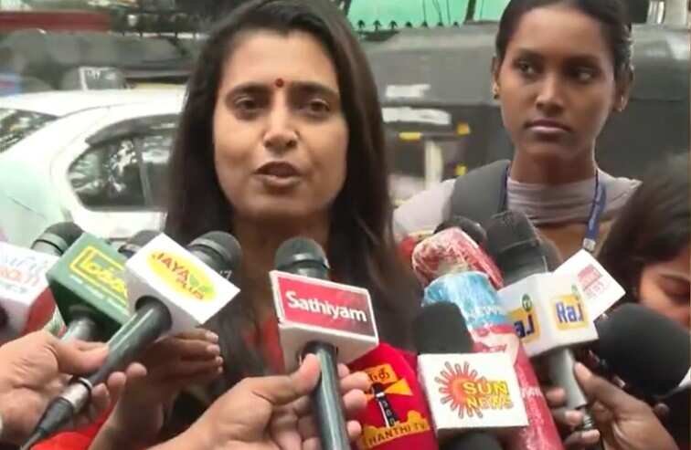 “விஜய் அவர்கூட இப்ப இருக்குற சகவாசங்கள கட் பண்ணிக்கணும்” - கஸ்தூரி அட்வைஸ்