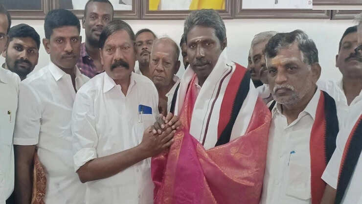 நாளை வாக்குப்பதிவு ..கடைசி நேரத்தில் திமுகவுக்கு தாவிய அதிமுக வேட்பாளர்!!